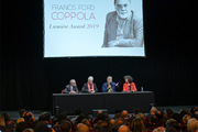<span style='display:inline-block; background-color:#DF071E; width: 100%;padding:5px;'>Conversation avec Francis Ford Coppola</span>