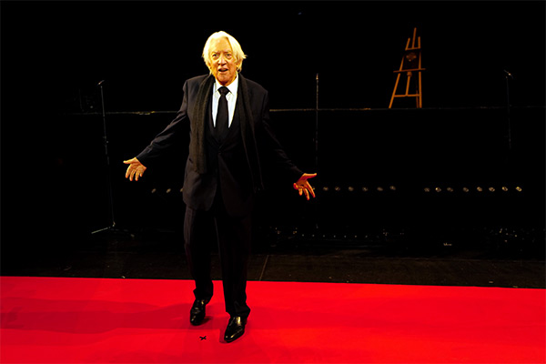 <span style='display:inline-block; background-color:#DF071E; width: 100%;padding:5px;'>Donald Sutherland</span>