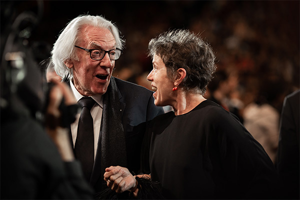 <span style='display:inline-block; background-color:#DF071E; width: 100%;padding:5px;'>Donald Sutherland et Frances McDormand</span>