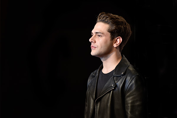 <span style='display:inline-block; background-color:#DF071E; width: 100%;padding:5px;'>Xavier Dolan</span>