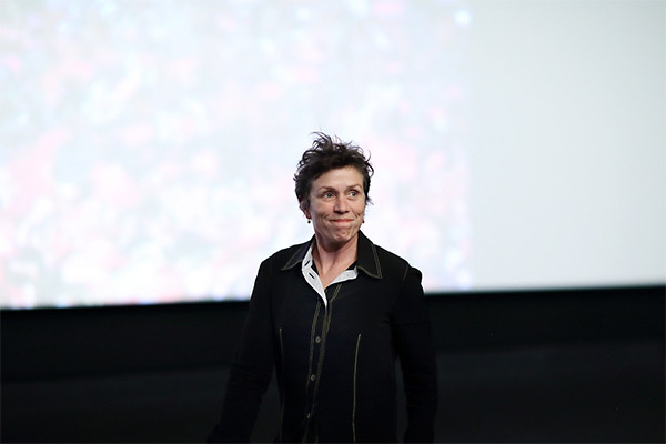 <span style='display:inline-block; background-color:#DF071E; width: 100%;padding:5px;'>Frances McDormand</span>