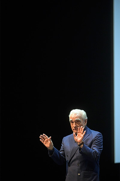 <span style='display:inline-block; background-color:#DF071E; width: 100%;padding:5px;'>Martin Scorsese</span>