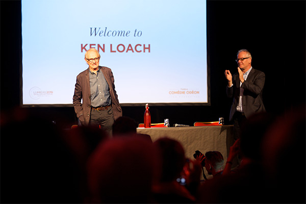 <span style='display:inline-block; background-color:#DF071E; width: 100%;padding:5px;'>Ken Loach et Thierry Frémaux</span>