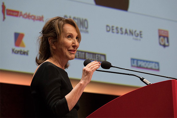 <span style='display:inline-block; background-color:#DF071E; width: 100%;padding:5px;'>Nathalie Baye</span>