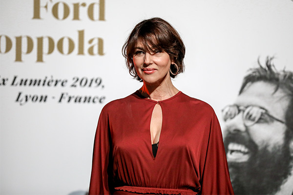 <span style='display:inline-block; background-color:#DF071E; width: 100%;padding:5px;'>Monica Bellucci</span>