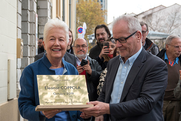 <span style='display:inline-block; background-color:#DF071E; width: 100%;padding:5px;'>Eleanor Coppola et Thierry Frémaux</span>